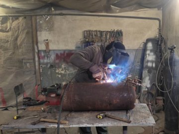 Волинський майстер виготовляє печі-буржуйки з газових балонів