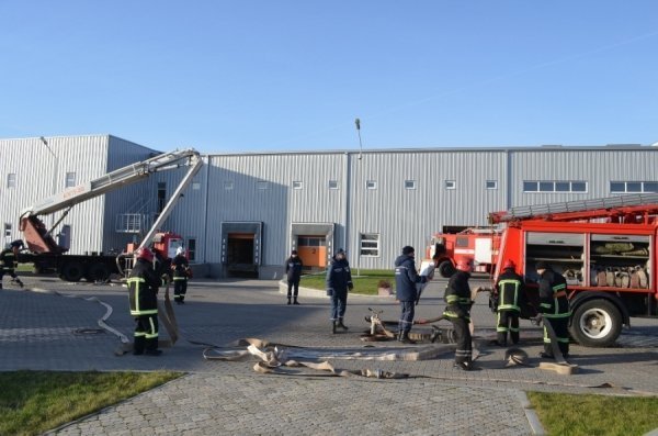 Під Луцьком - «пожежа» на фабриці. ФОТО. ВІДЕО