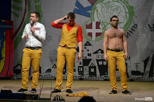 На КВНі в Луцьку перемогла команда, яка роздягалась на сцені і багато кричала. ФОТО