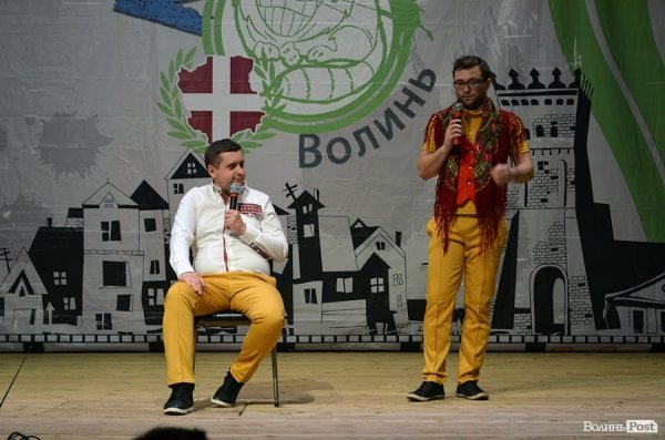 На КВНі в Луцьку перемогла команда, яка роздягалась на сцені і багато кричала. ФОТО