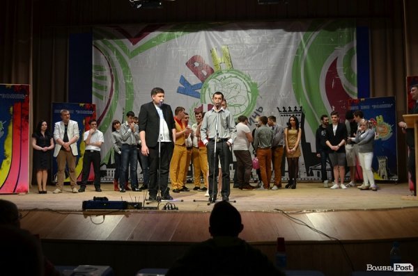 На КВНі в Луцьку перемогла команда, яка роздягалась на сцені і багато кричала. ФОТО