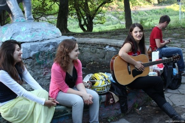 Як прибирали біля луцького слоника. ФОТО