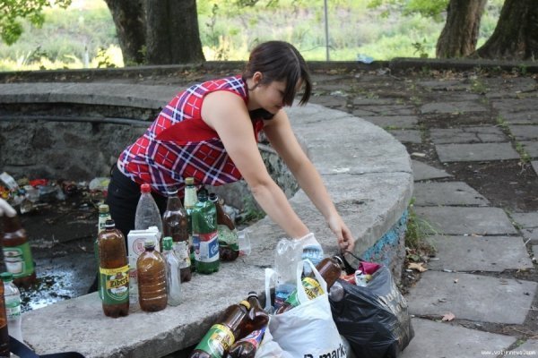 Як прибирали біля луцького слоника. ФОТО