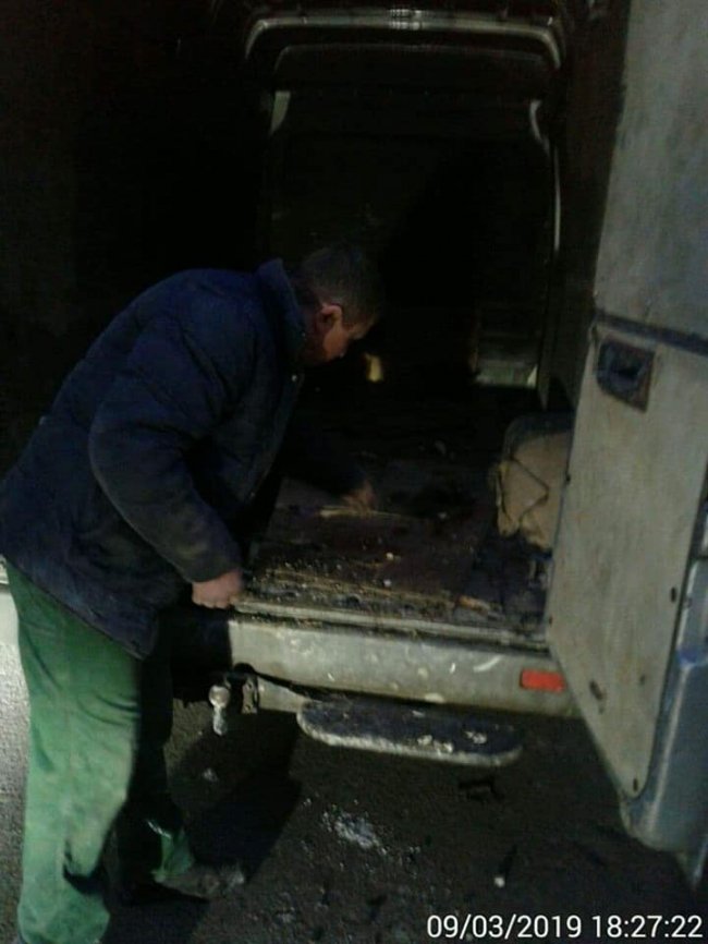 У Луцьку чоловік посеред вулиці викидав сміття з мікроавтобуса. ФОТО