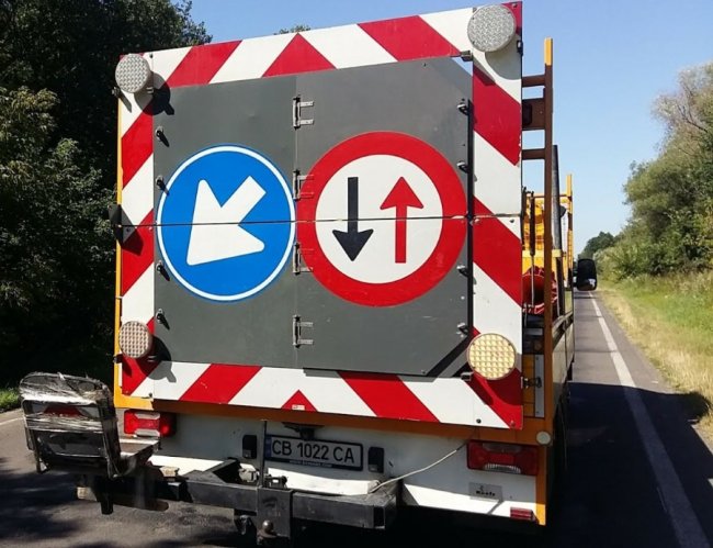 На волинських трасах наносять розмітку і встановлюють дорожні знаки. ФОТО