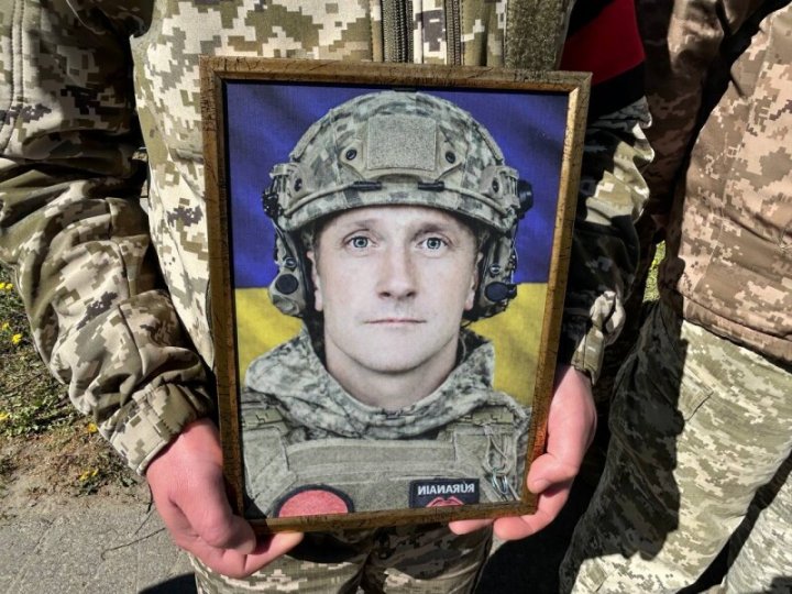 Останню дорогу встелили квітами: на Волині віддали шану воїну Олександру Зіперту