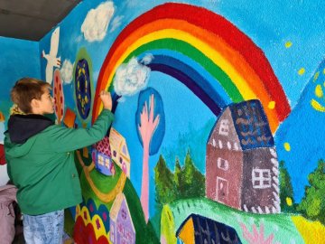 У селі на Волині дітлахи розмалювали зупинку. ФОТО