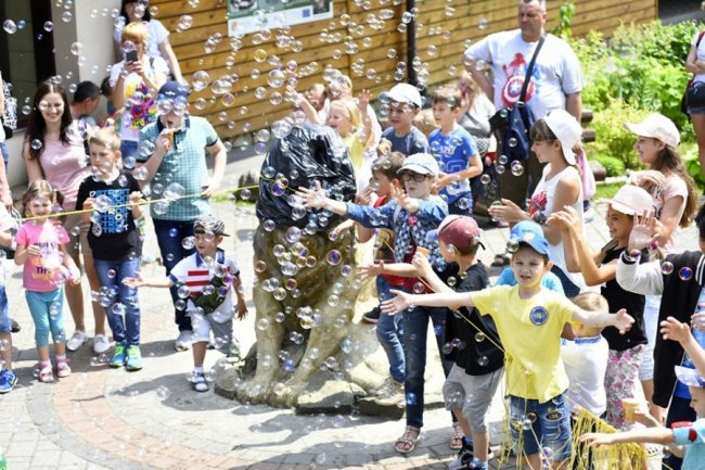Як у луцькому зоопарку особливі дітки город садили. ФОТО