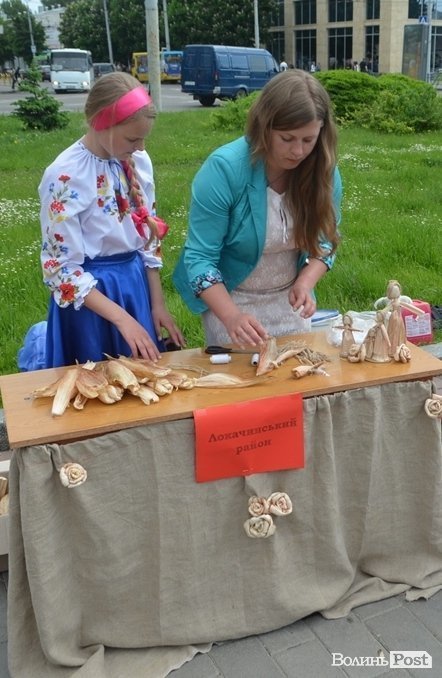 У центрі Луцька – свято учнівської пісні, танцю і вишиванки. ФОТО