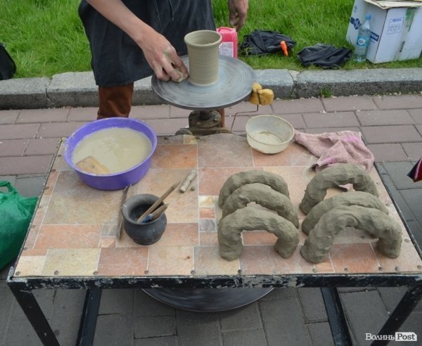 У центрі Луцька – свято учнівської пісні, танцю і вишиванки. ФОТО