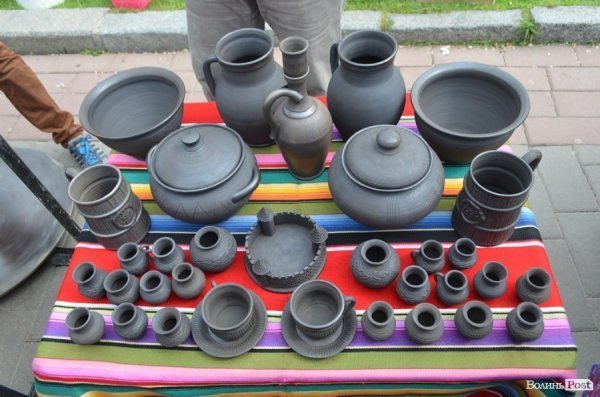 У центрі Луцька – свято учнівської пісні, танцю і вишиванки. ФОТО