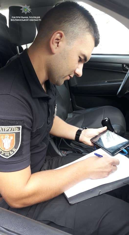 У Луцьку п'яний водій покинув мопед і втікав від патрульних