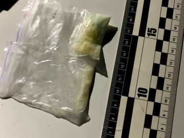 Вночі у Луцьку в чоловіка посеред вулиці виявили наркотики. ФОТО