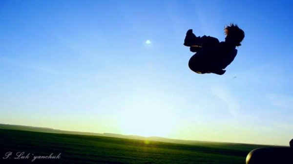 Фото було зроблене в селі Омеляник, близько Луцька, на тренуванні, напевно, вже відомої багатьом лучанам акробатичної команди 