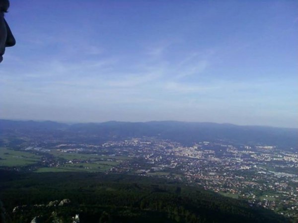 Місто Ліберец,Чехія.Місто знаходиться в долині гори Ештед (висота 1012 м.над рівнем моря), яка є символом міста з часів побудови на тій горі передаючого телерадіоцентру у 1968 році. Автор Віктор Макаревич