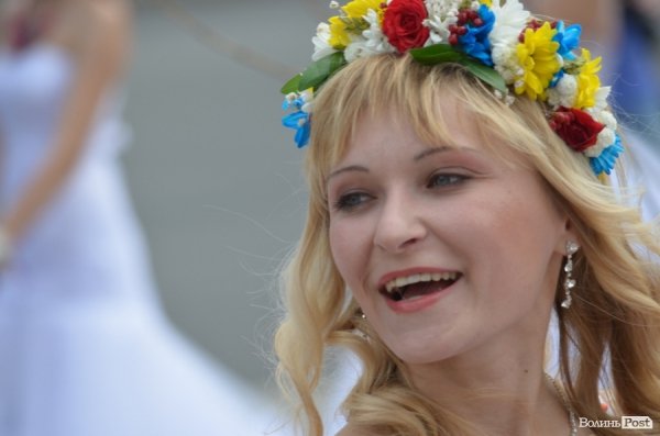 У Луцьку наречені вийшли на парад. ФОТО