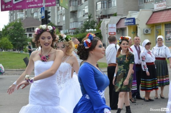 У Луцьку наречені вийшли на парад. ФОТО