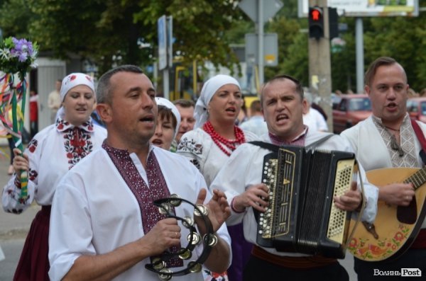 У Луцьку наречені вийшли на парад. ФОТО