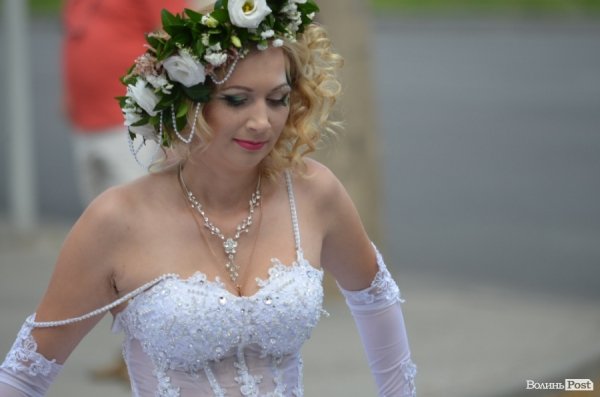 У Луцьку наречені вийшли на парад. ФОТО