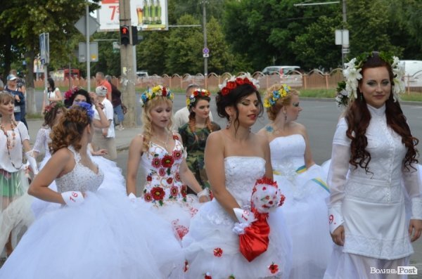 У Луцьку наречені вийшли на парад. ФОТО