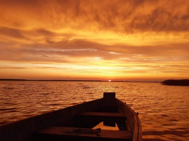 Край неба палає: казковий захід сонця на Світязі. ФОТО