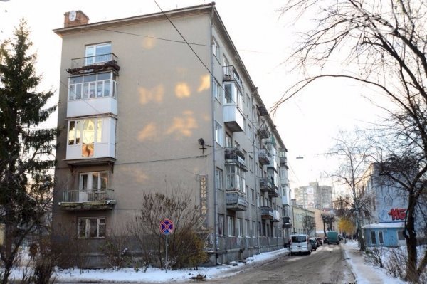 Будинок у центрі Луцька пішов тріщинами
