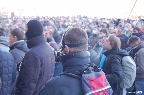 Люди приходили у респіраторах