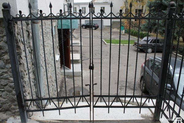 Задній двір тепер закритий