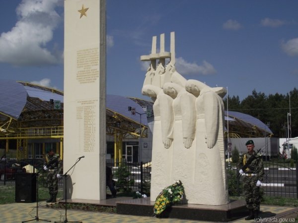 Освятили обеліск і могилу прикордонників