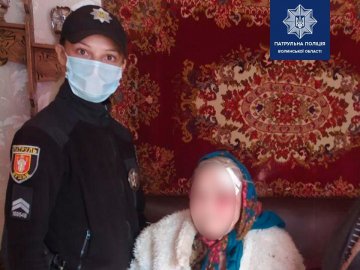 Волинські патрульні надали необхідну допомогу бабусі, яка сама сиділа посеред вулиці 