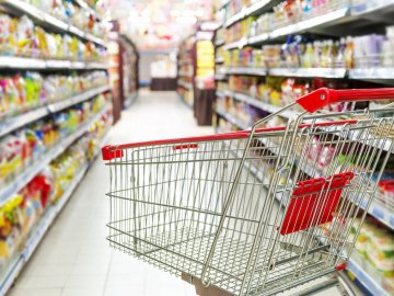 «В Європі так можна»: у Луцьку чоловік пив в супермаркеті шампанське, не заплативши за нього. ВІДЕО 18+ 