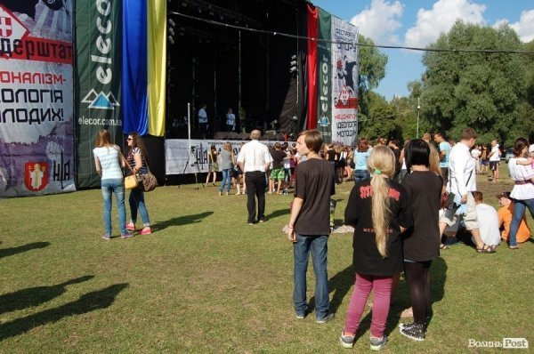 Відразу ж після флешмобу почалася музична програма