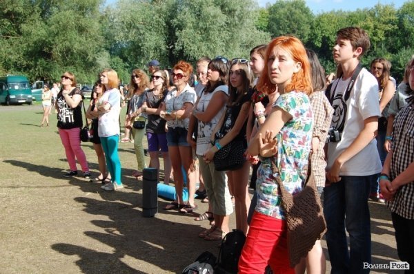 Люди поступово починають підходити до сцени