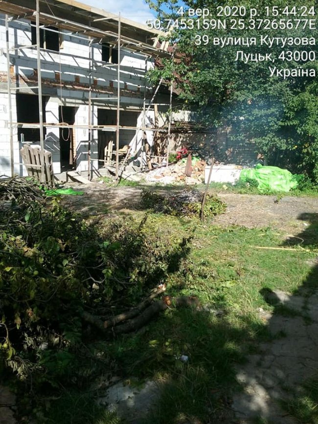  У Луцьку муніципали «на гарячому»  зловили чоловіка, який розвів багаття біля будинку