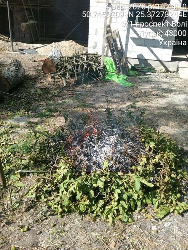  У Луцьку муніципали «на гарячому»  зловили чоловіка, який розвів багаття біля будинку