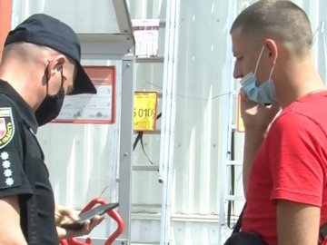 У Луцьку на чоловіка склали адмінпротокол за неправильно одягнену маску. ВІДЕО