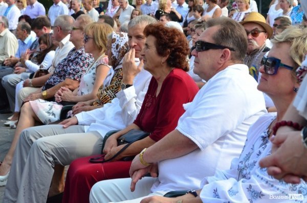 Лучани у вишиванках вибудували ключик від міста. ФОТО