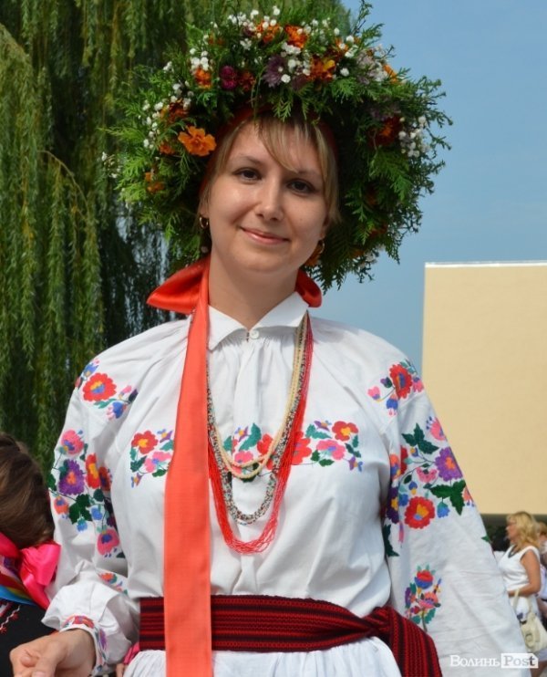 Лучани у вишиванках вибудували ключик від міста. ФОТО