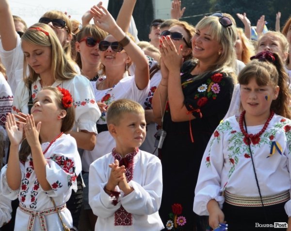 Лучани у вишиванках вибудували ключик від міста. ФОТО