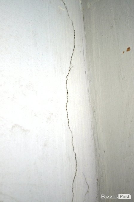 З будинку, що обвалився, виселяють людей