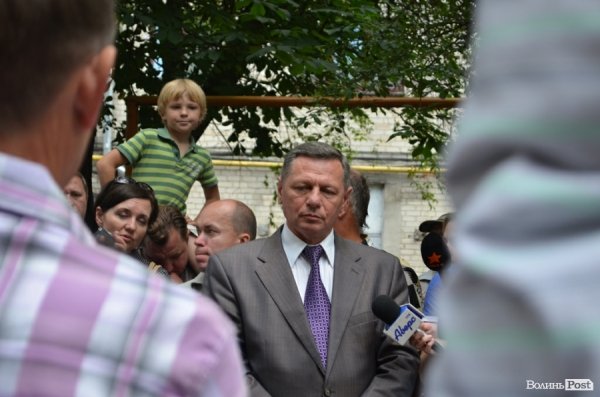 З будинку, що обвалився, виселяють людей