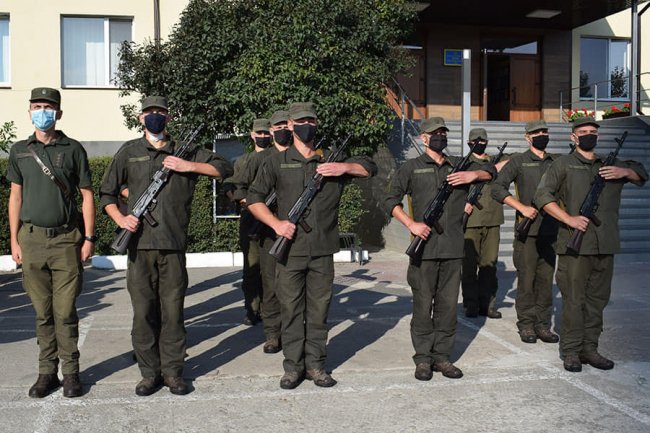 У Луцьку нацгвардійці-новобранці урочисто отримали зброю. ФОТО