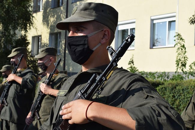 У Луцьку нацгвардійці-новобранці урочисто отримали зброю. ФОТО