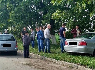 Аварія у Володимирі: автівка врізалась у дерево