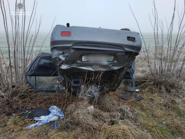 Аварія на Волині: через туман і ожеледицю авто перевернулося догори дриґом. ФОТО