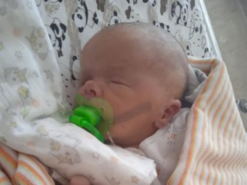 Волинянка просить допомогти врятувати свого новонародженого сина