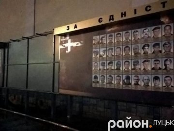 У Луцьку встановлюють оновлені елементи Стенду Героїв