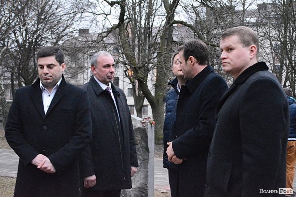 Мер Волновахи в Луцьку вшанував вбитих бійців з 51 бригади та героя Майдану. ФОТО