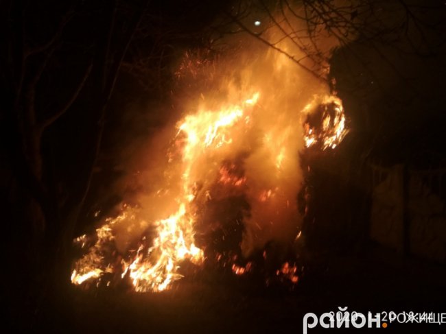 У селі на  Волині біля будинку загорілись тюки соломи. ФОТО
