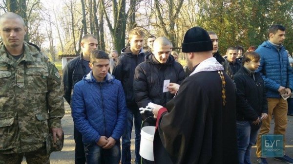 Перших волинських призовників відправили до військової частини. ФОТО